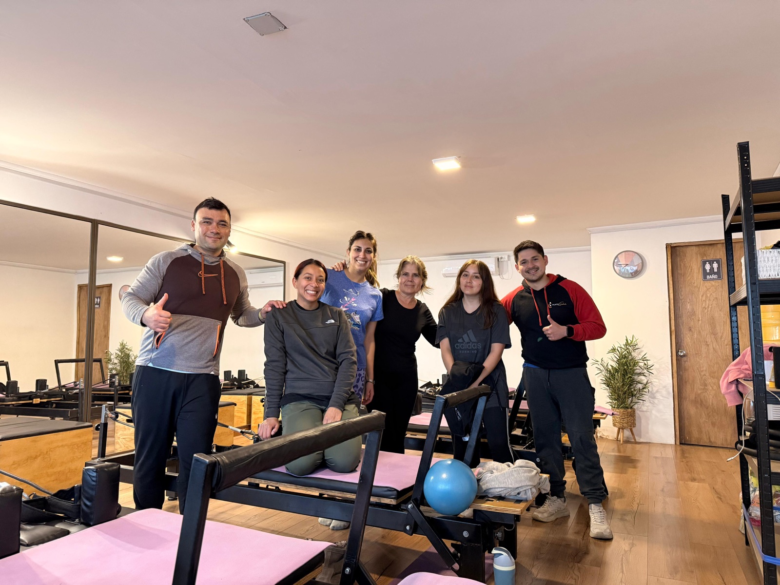 Alumnos e instructores en una clase de Pilates Reformer