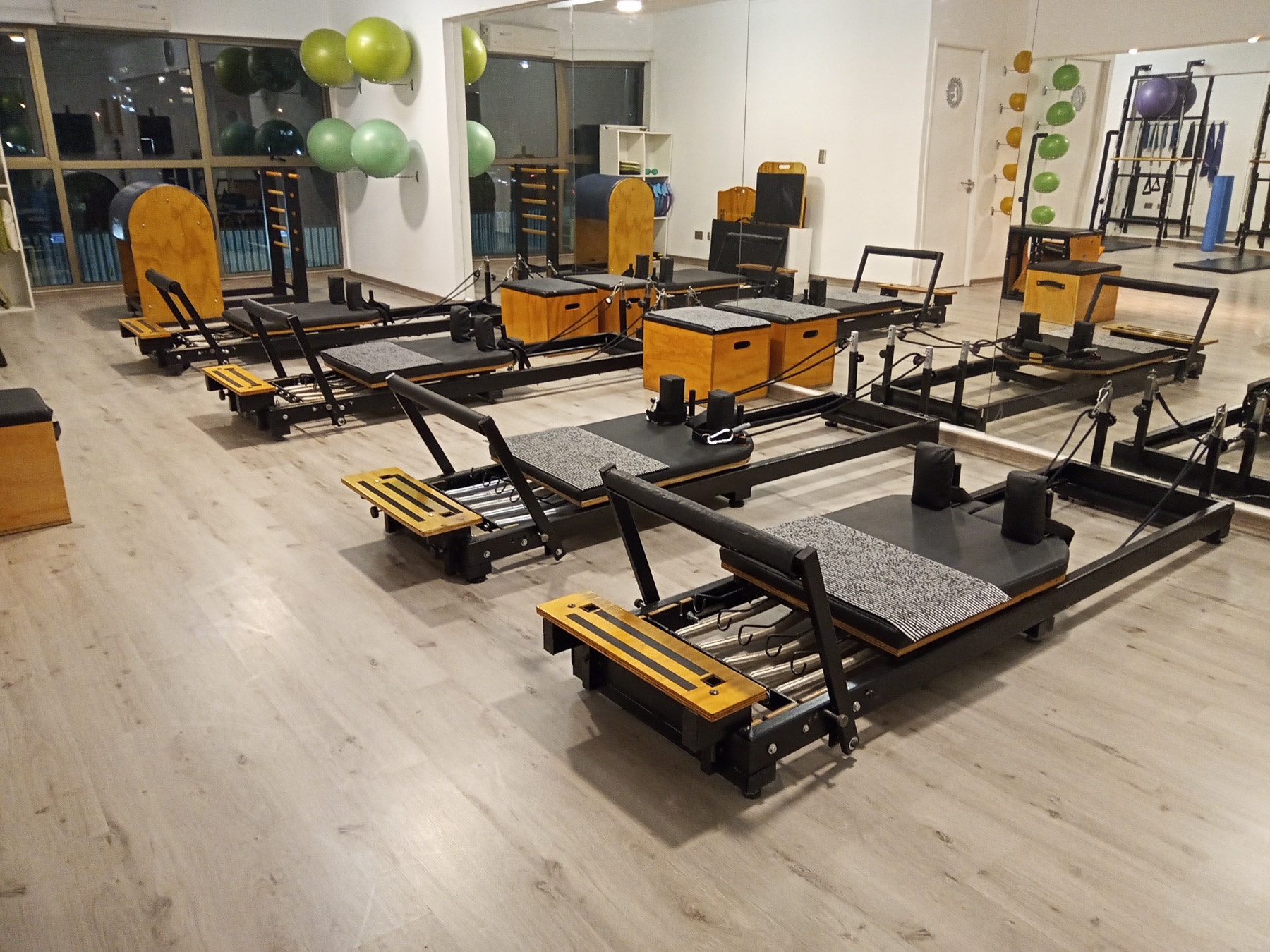 Equipo de Controlmove Pilates Estudio junto a máquinas Reformer