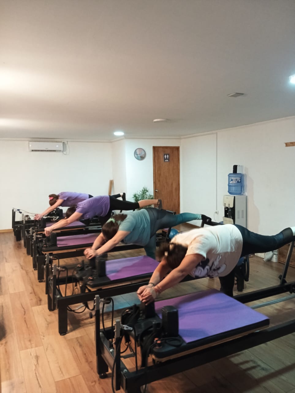 Sala equipada para clases de Pilates Reformer en Peñaflor