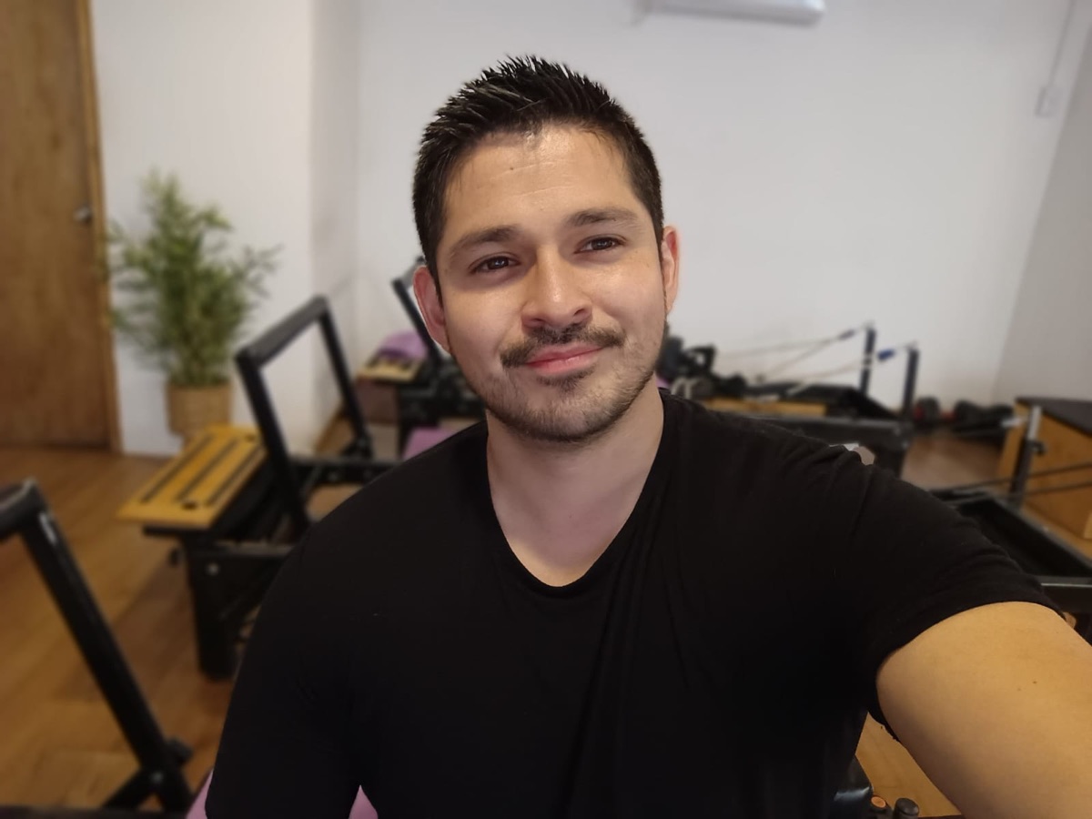 Bastián Díaz, instructor de Pilates Reformer y entrenamiento personalizado