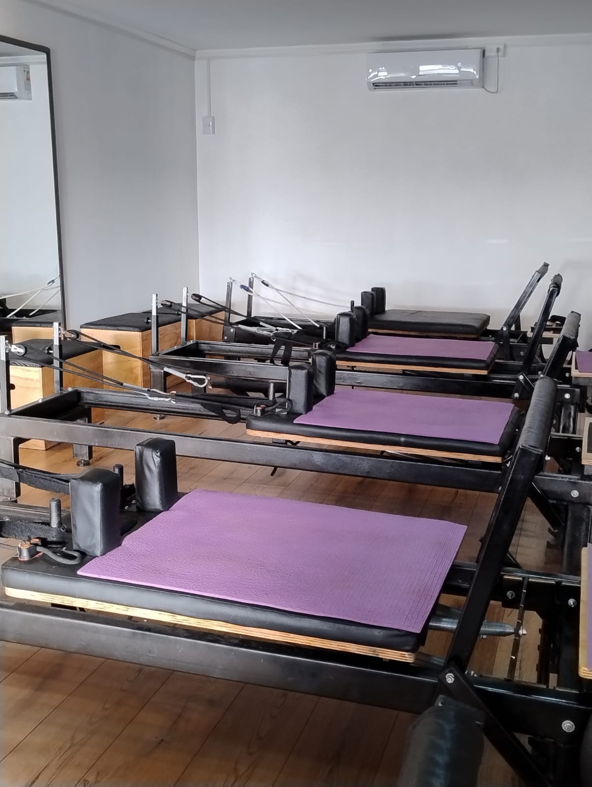 Sala de Pilates con unidades de muro y accesorios